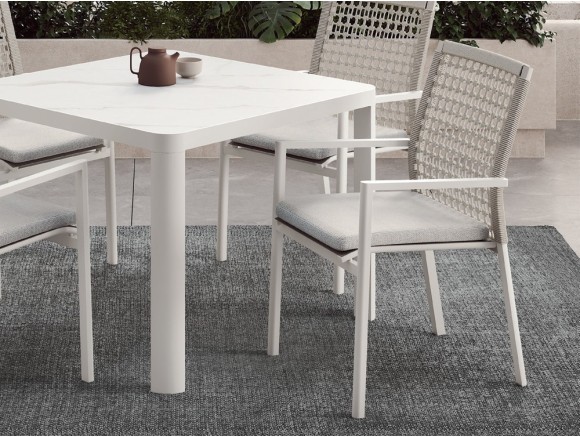 Silla jardín aluminio Lyon de Arkimueble: diseño con brazos y respaldo de cuerda trenzada