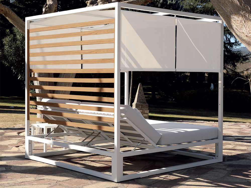 Cama balinesa aluminio Creta de Arkimueble: diseño con lamas de madera de teca y cortinas blancas