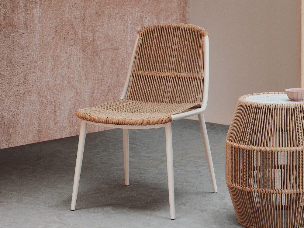 Silla jardín aluminio Expoart: estructura en blanco y asiento de fibra sintética trenzada