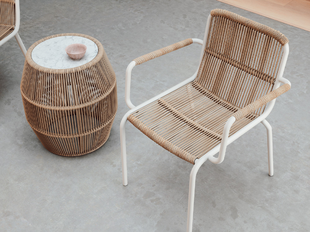 Sillas de exterior Expoart: diseño ergonómico con brazos y estructura de Arkimueble