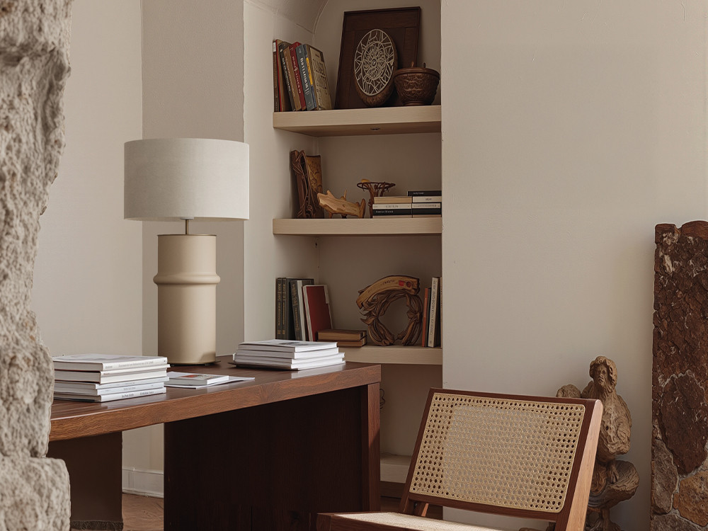 Lámpara de diseño Bambu de Aromas: metal negro y base artesanal