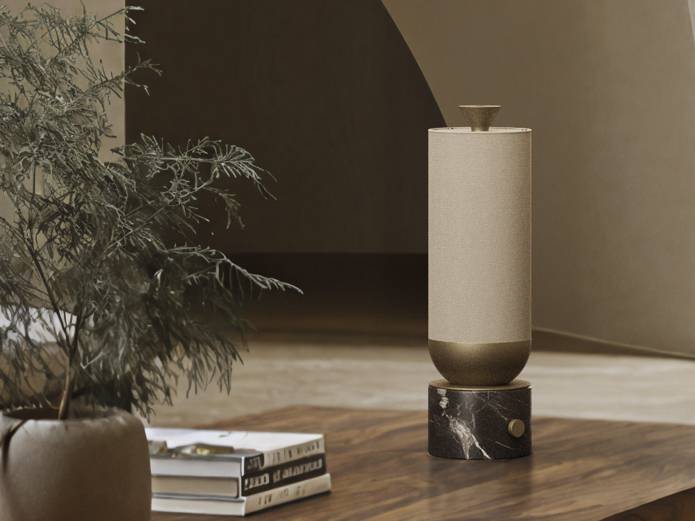 Lámpara de sobremesa Gamb de Aromas del Campo: base de mármol y pantalla de lino natural