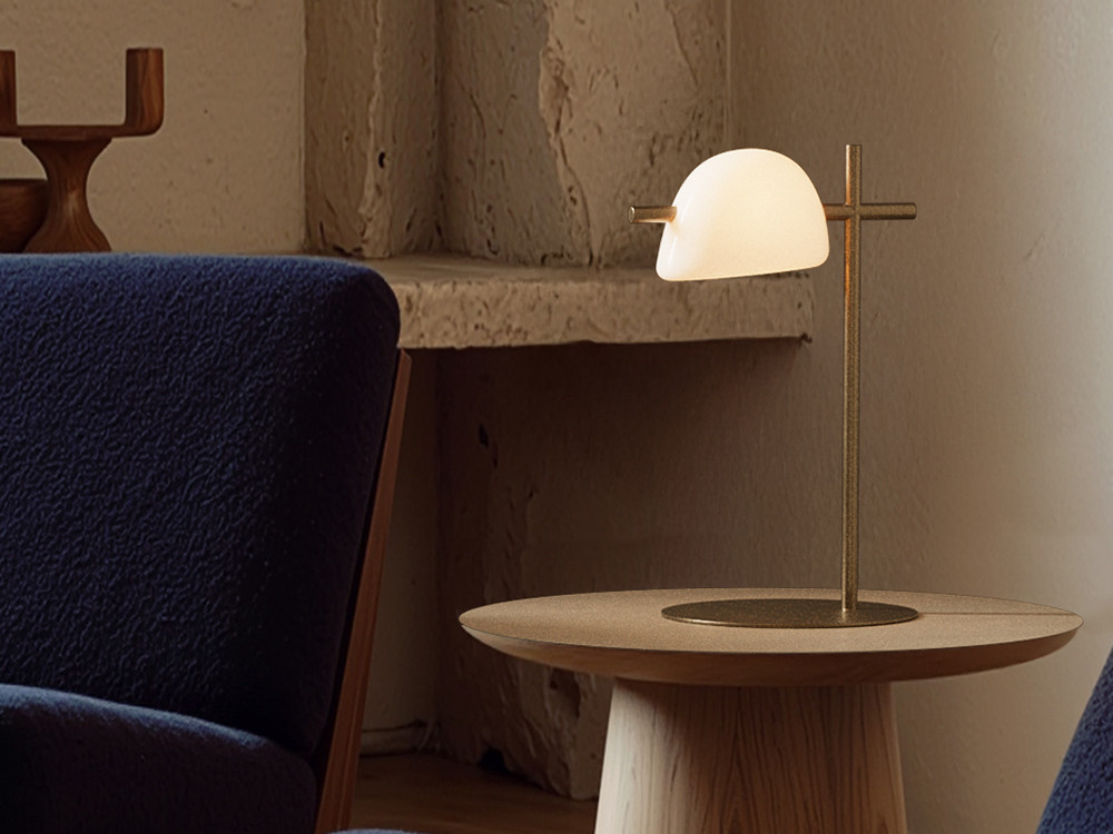 Lámpara de diseño Lada de Aromas: acabado en oro envejecido con pantalla cerámica técnica