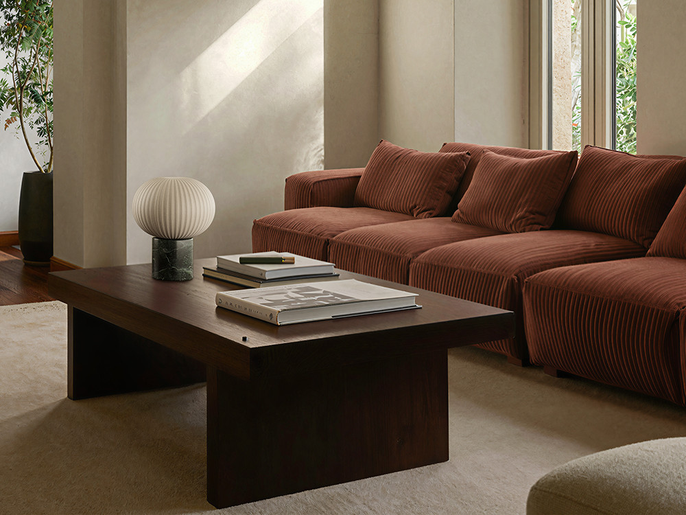 Lámpara de diseño Irzo de Aromas: estructura en oro envejecido con detalles de mármol verde o marrón