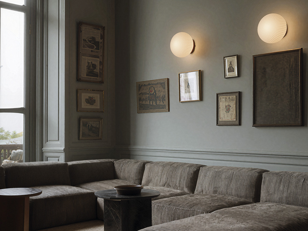 Aplique de pared moderno Irzo de Aromas: diseño en oro envejecido o negro mate con cristal estriado