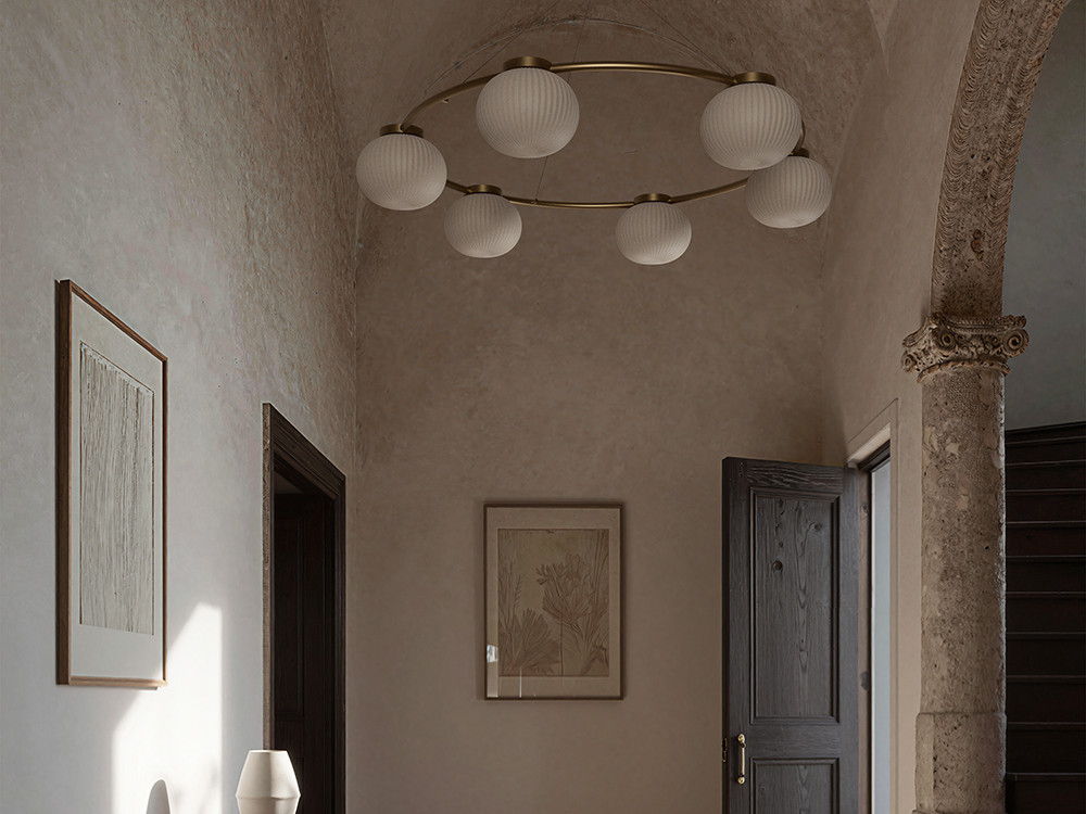 Lámpara de diseño Irzo de Aromas: elegancia en oro envejecido o negro mate con exclusivos detalles de cuero