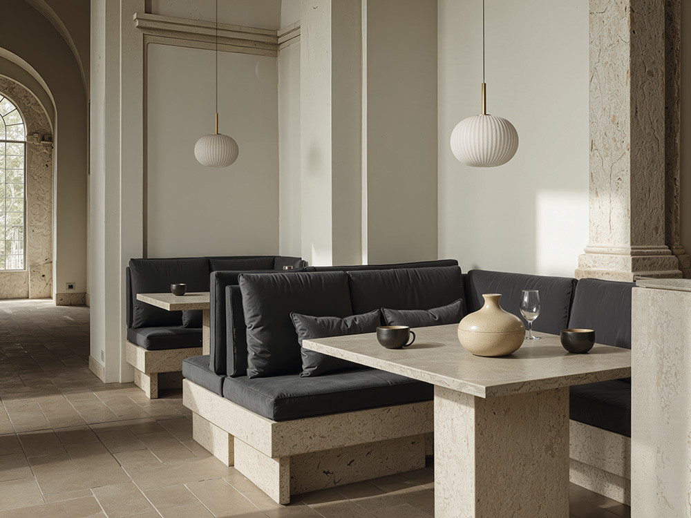 Lámpara de diseño Irzo de Aromas: acabado en oro envejecido o negro mate con cristal estriado para salón