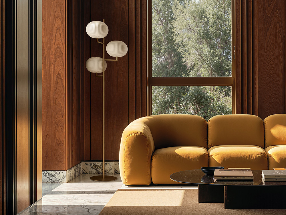 Lámpara de pie Irzo de Aromas del Campo: estructura de metal con tres tulipas de cristal opal estriado