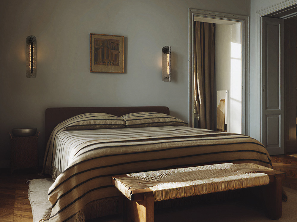 Aplique de pared Lida de Aromas del Campo: estructura de metal y pantalla de cristal premium