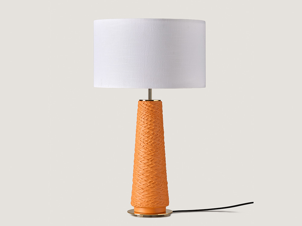 Lámpara de diseño Fill de Aromas: estructura de metal y base artesanal con opción de pantalla