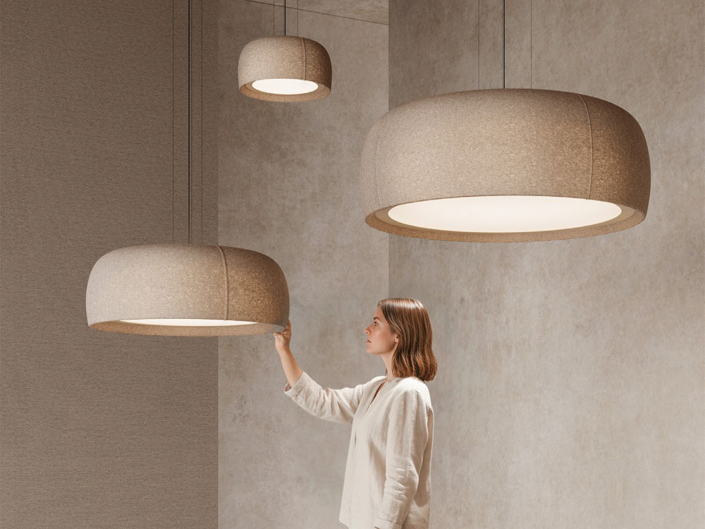 Lámpara de techo Gong de Leds C4: diseño textil disponible en 3 medidas y acabados arena, terracota o carbón