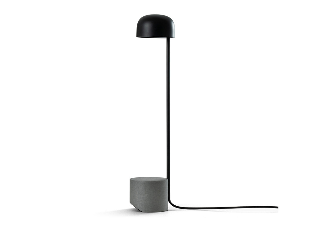 Leds C4: lámpara de mesa Dara con funcional disponible en dos acabados.