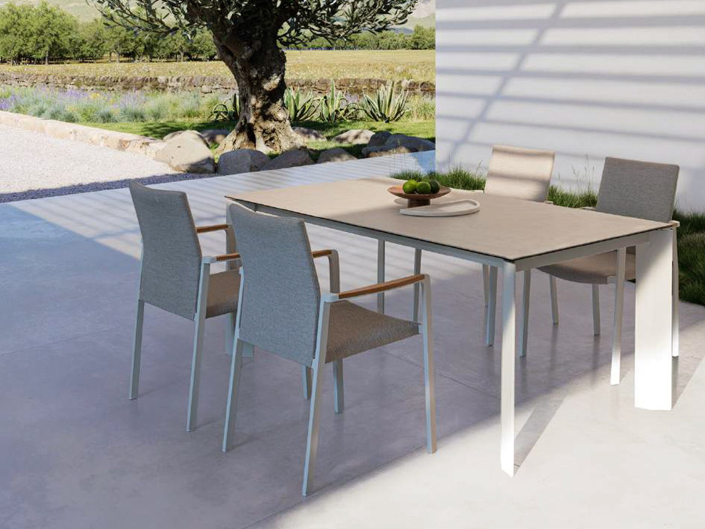 Silla apilable para exterior Jalisco de Bizzotto: estructura de aluminio con reposabrazos de madera de teca