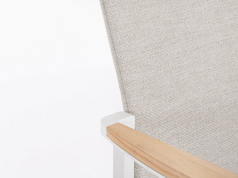 Muebles de terraza modernos: silla Jalisco de Bizzotto con asiento de olefina y reposabrazos ergonómicos de teca