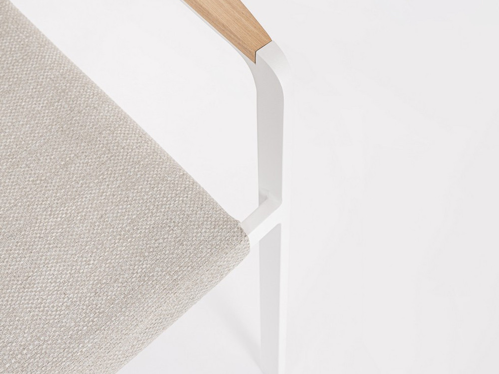 Silla exterior aluminio Jalisco: funcionalidad apilable y materiales de lujo de Bizzotto para porche