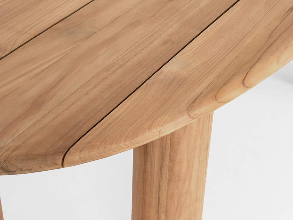 Mobel 6000: sofisticación de Bizzotto con la mesa de teca Titus de formas orgánicas exclusivas