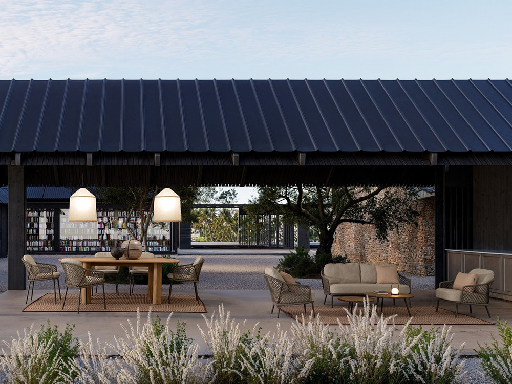 Mesa de comedor moderna Titus: sobre de teca con silueta orgánica de la colección Bizzotto