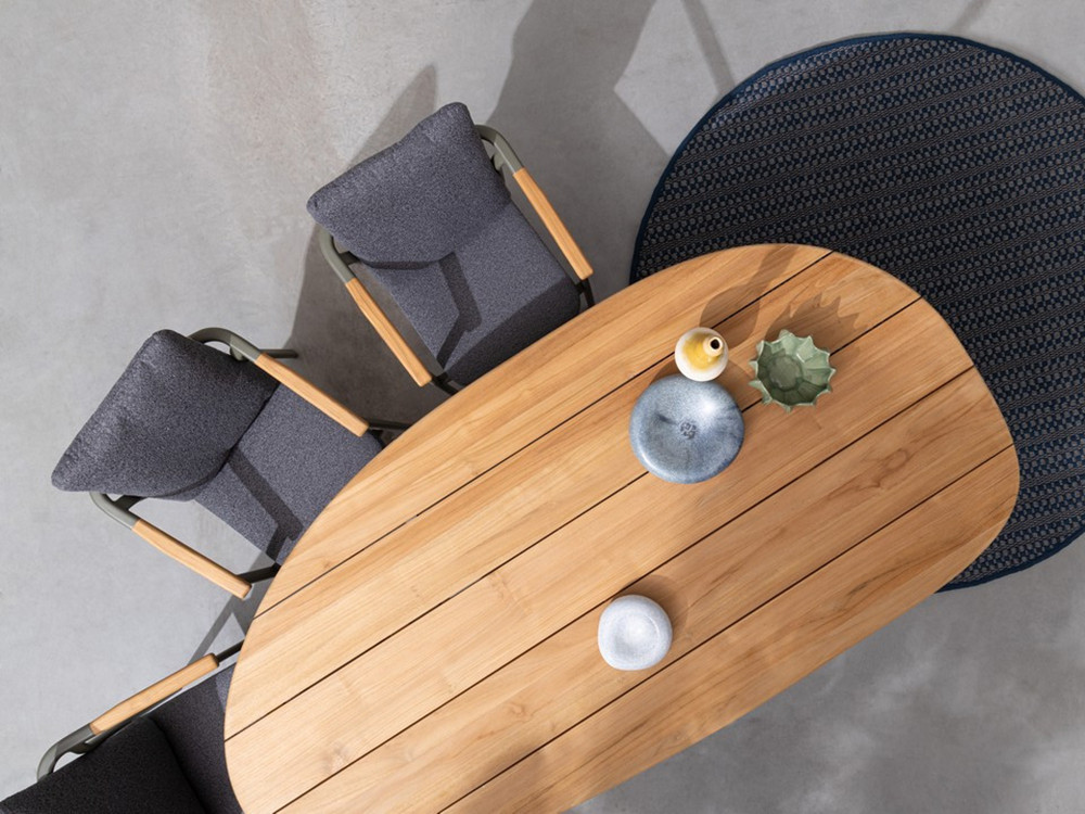 Comedores de diseñador: mesa Titus de Bizzotto, pieza escultórica en madera de teca maciza