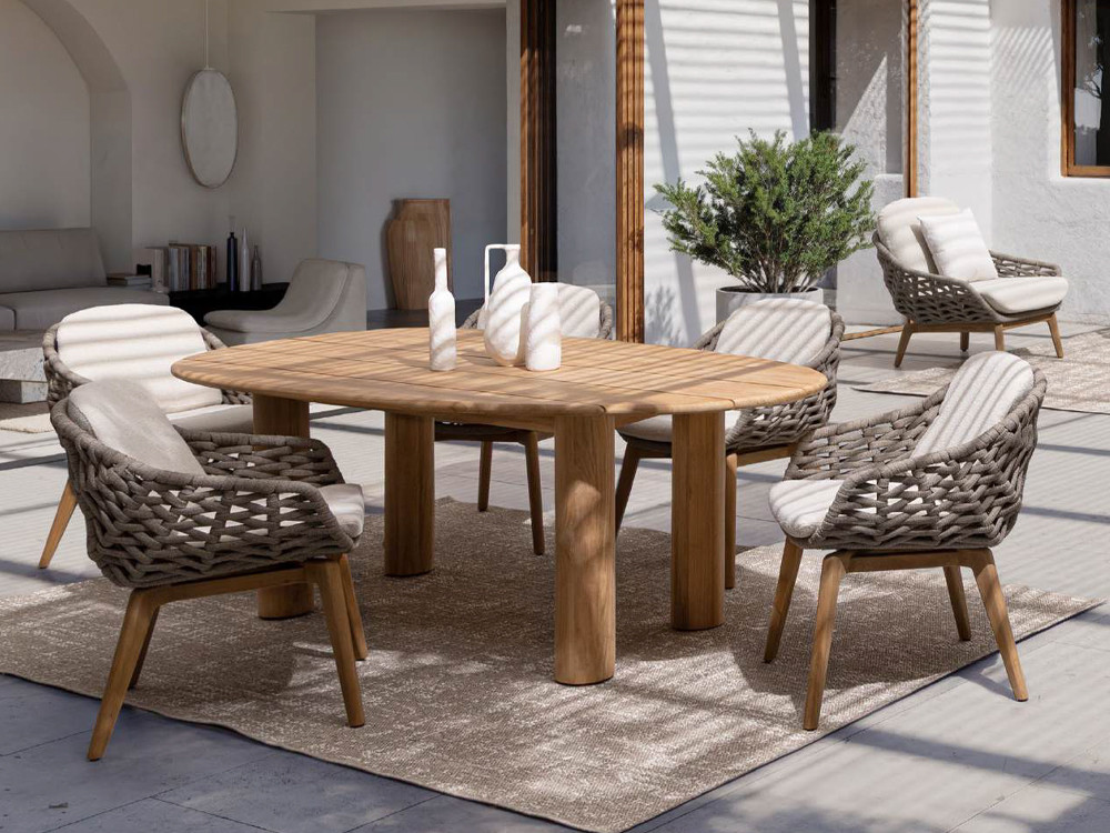 Mesa de comedor de madera de teca Titus de Bizzotto: diseño exclusivo con sobre de silueta irregular