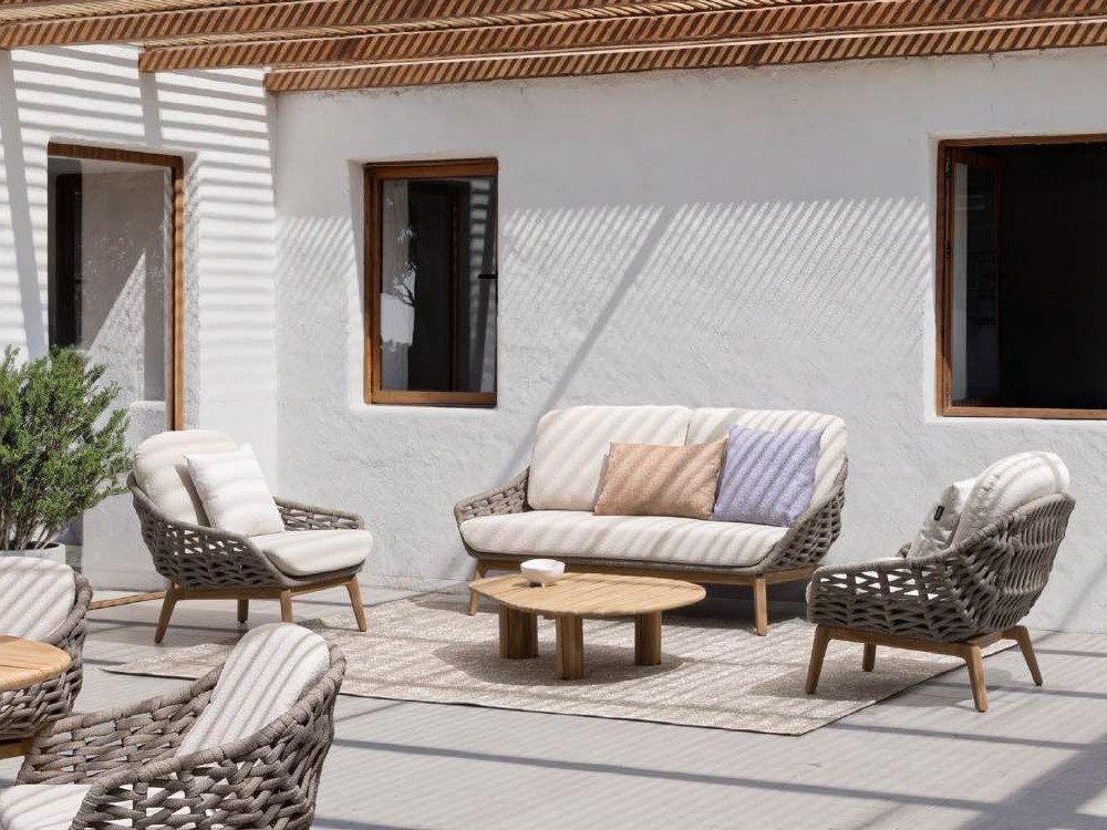 Mesa de madera exterior Tamires de Bizzotto: sobre de silueta irregular para terrazas de diseño