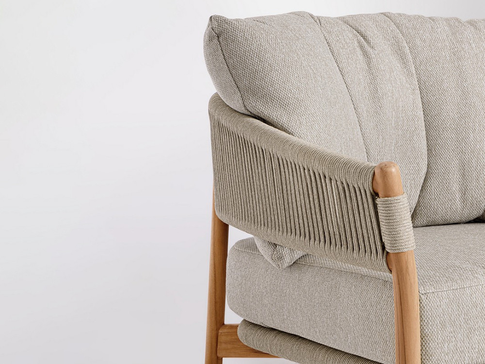 Muebles de terraza modernos: sofá Garita de Bizzotto con cojines resistentes en tejido técnico