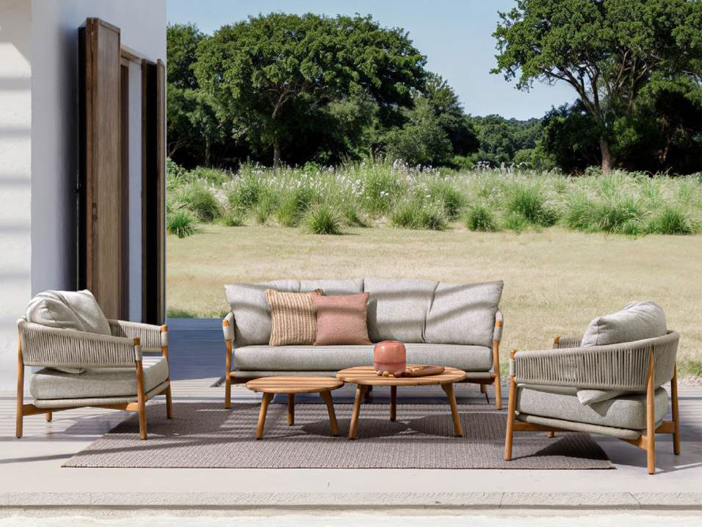 Sillón para terraza Garita de Bizzotto: confort mediterráneo con cojines en tejido Olefin