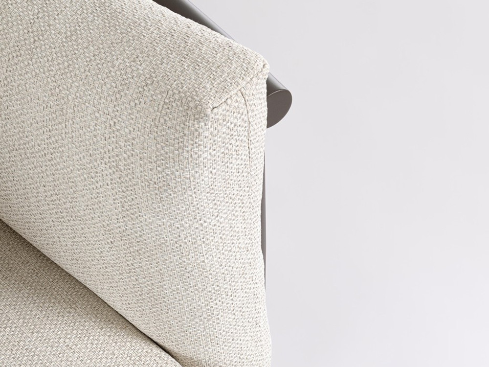 Muebles de exterior de diseño Theodore de Bizzotto: elegancia italiana con acabados táctiles efecto piedra.