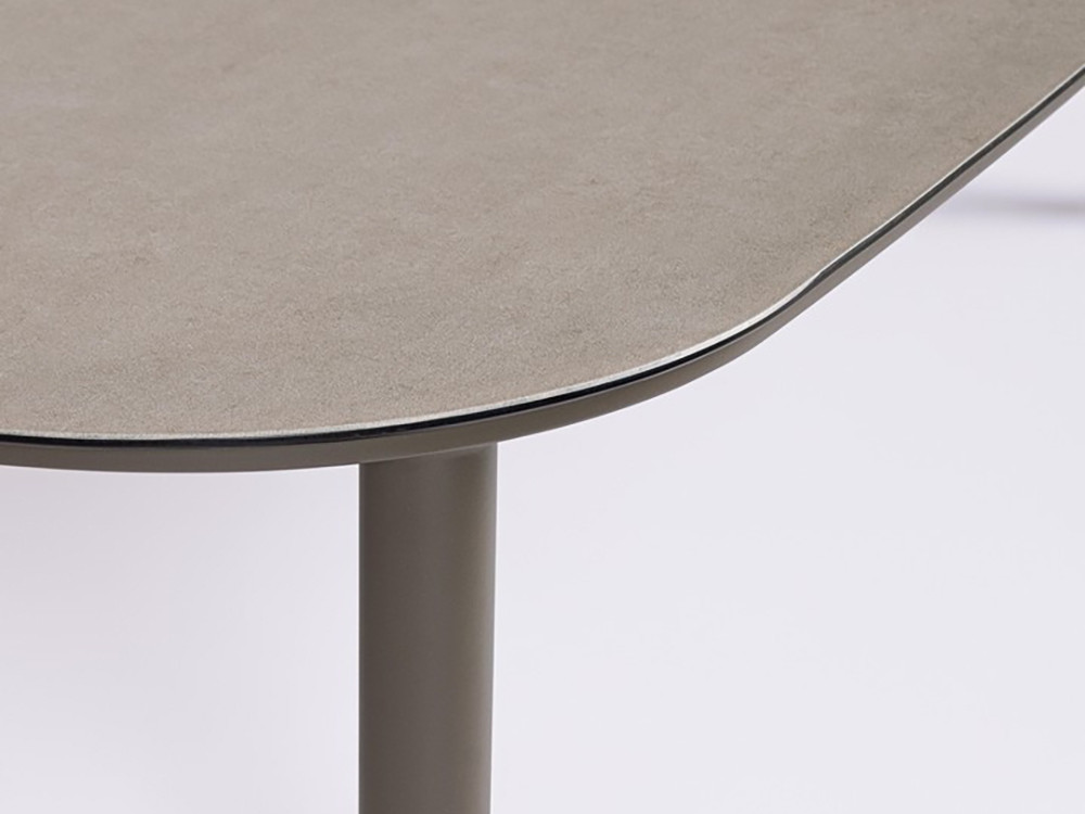 Mesa exterior aluminio Theodore: sobre de vidrio con acabado piedra natural para terrazas contemporáneas de Bizzotto