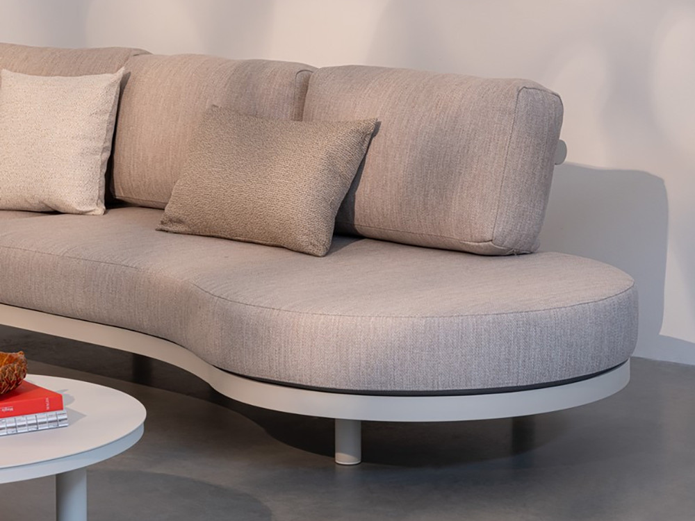 Bizzotto Hércules: salón de exterior con sofá de terminal redondeado y mesas metálicas a juego