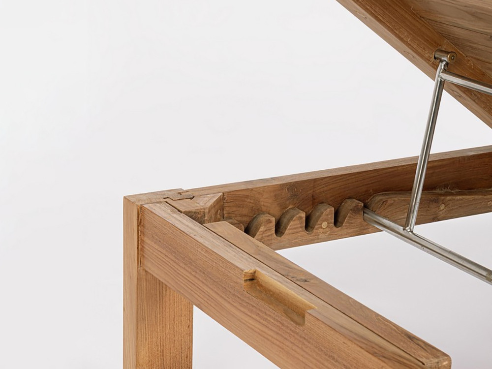 Tumbona sencilla de exterior en madera de teca con respaldo reclinable de 5 posiciones en Mobel 6000.