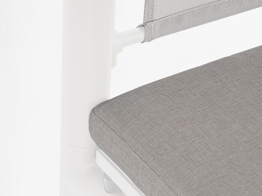 Cama balinesa Konnor con estructura de aluminio y cojines resistentes en Mobel 6000