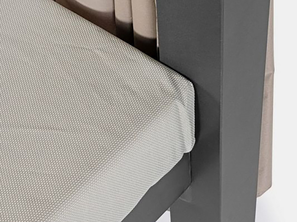 Cama balinesa Dream para exterior: aluminio, cortinas y respaldos reclinables de Bizzotto.