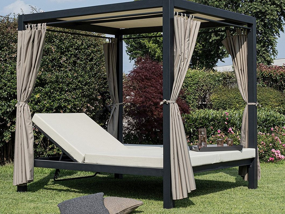 Cama balinesa Dream Bizzotto con estructura de aluminio, cortinas y colchonetas de textilene.