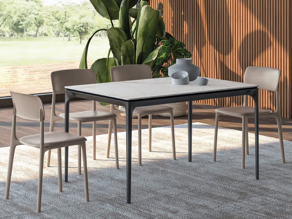 Mesa comedor moderna extensible Spillo: funcional sobre de porcelánico y base de metal de Easyline