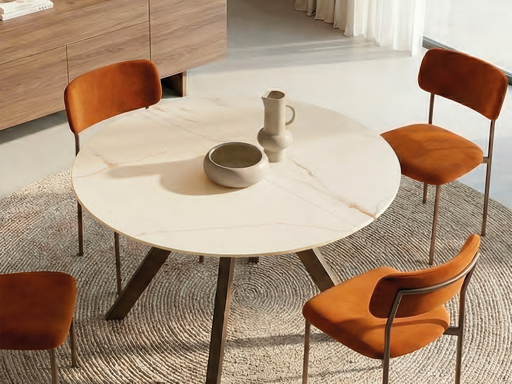 Mesa redonda extensible Coral de Easyline: elegante sobre porcelánico y patas de aluminio en Mobel 6000