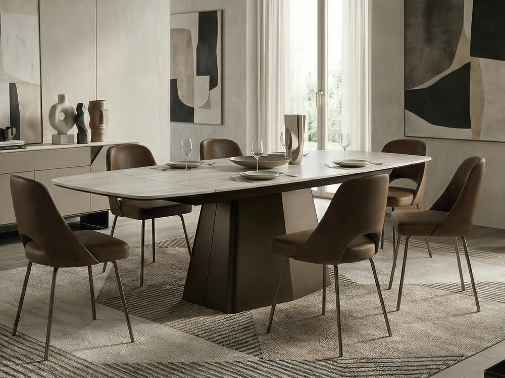 Easyline Zenit: mesa porcelánico extensible con base escultórica facetada, disponible en Mobel 6000