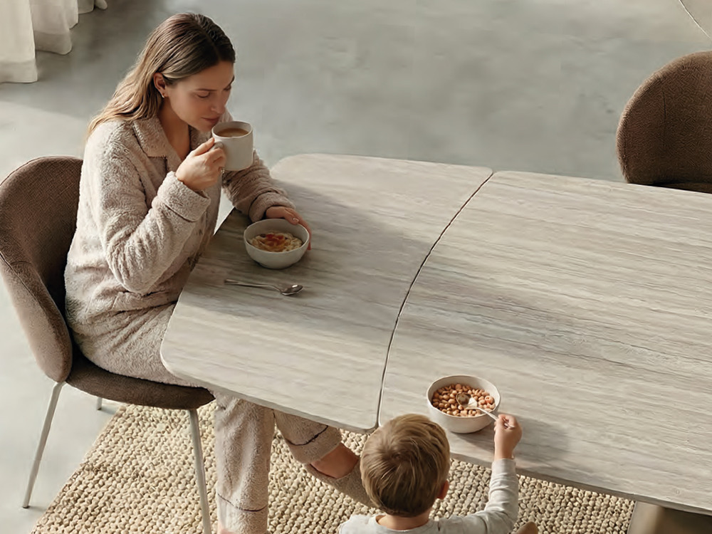 Mesa comedor porcelánico Zenit de Easyline: funcional base facetada y sistema extensible Mobel 6000