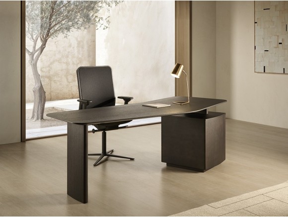 Escritorios de diseño Ecos de Dido mobili: forma ergonómica con cajonera de roble disponible en Mobel 6000