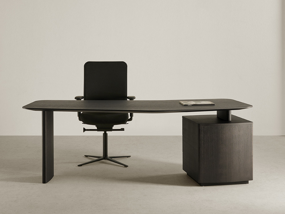 Muebles de oficina a medida Dido mobili: escritorio con forma Ecos y cajonera funcional en Mobel 6000