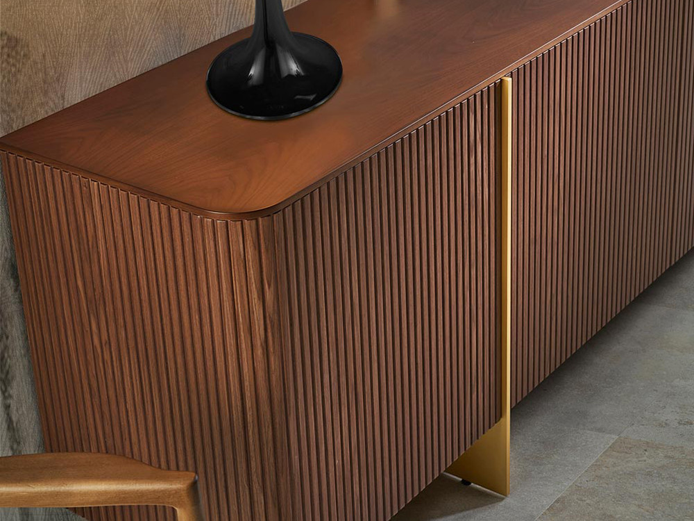 Mobel 6000: mueble para tv Dana en madera de nogal estriada con patas de metal personalizables