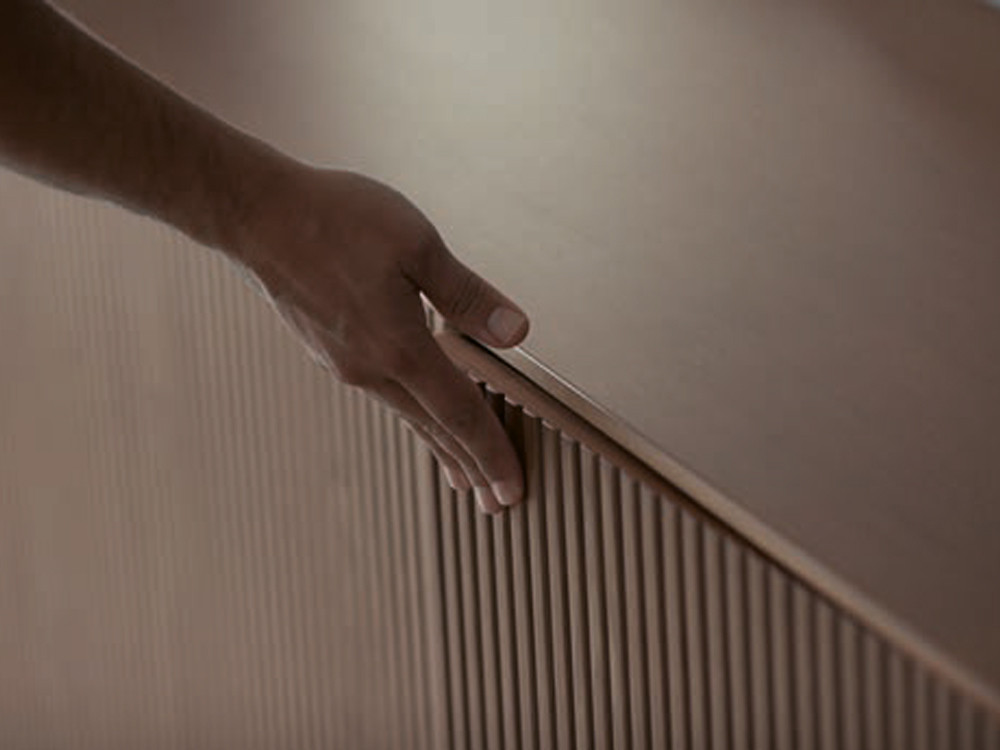 Mobel 6000: elegante mueble para tv Dana, estructura de roble y frentes de madera estriada de Dido Mobili