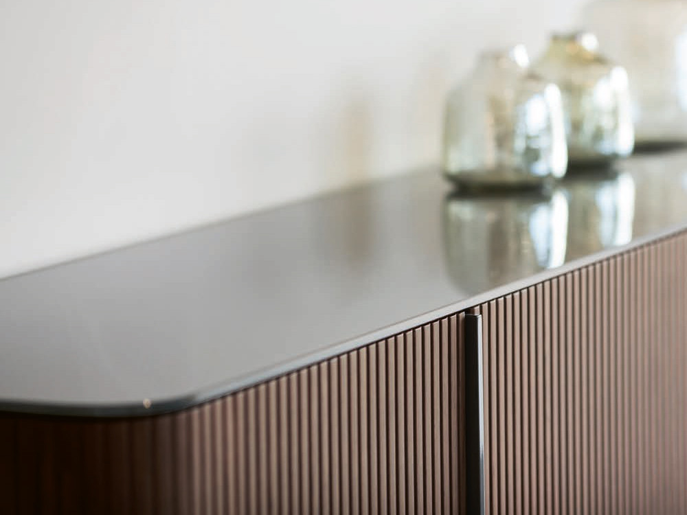 Mobel 6000: mueble para tv Dana de Dido Mobili, diseño en nogal alistonado con elegantes patas de metal