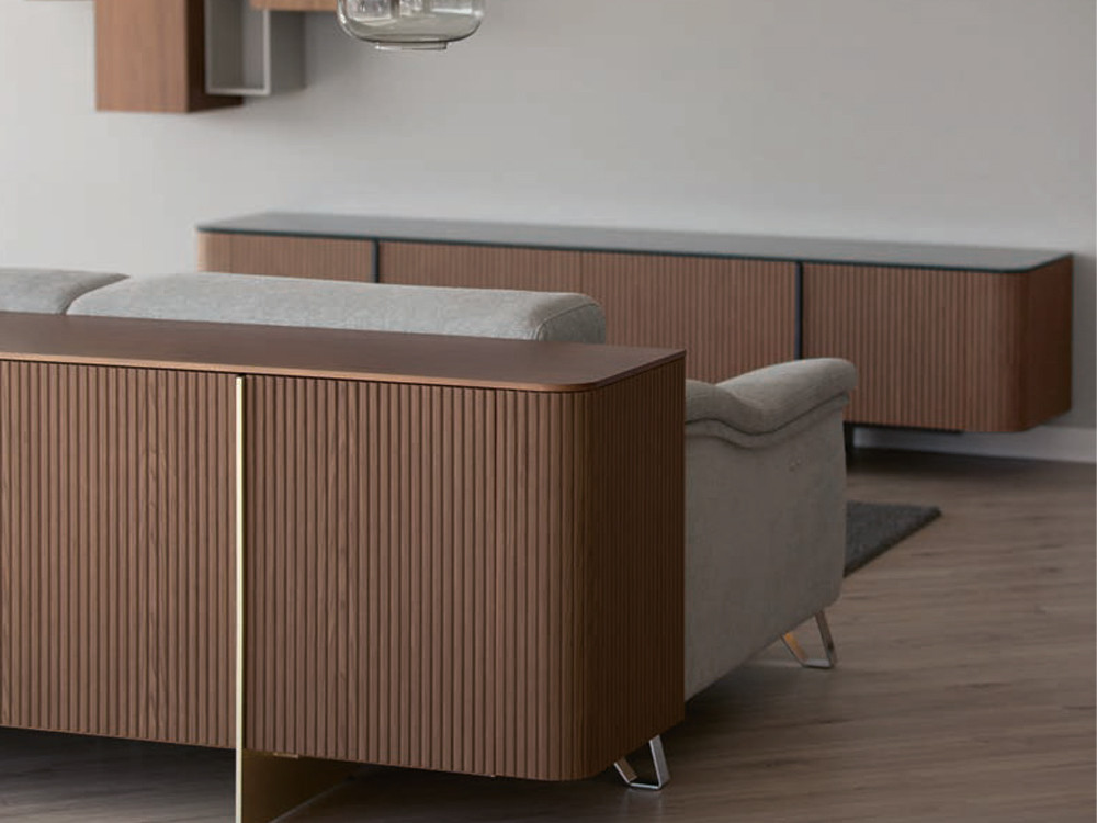 Aparador bajo de madera Dana: exterior alistonado de nogal y sobre natural en Mobel 6000