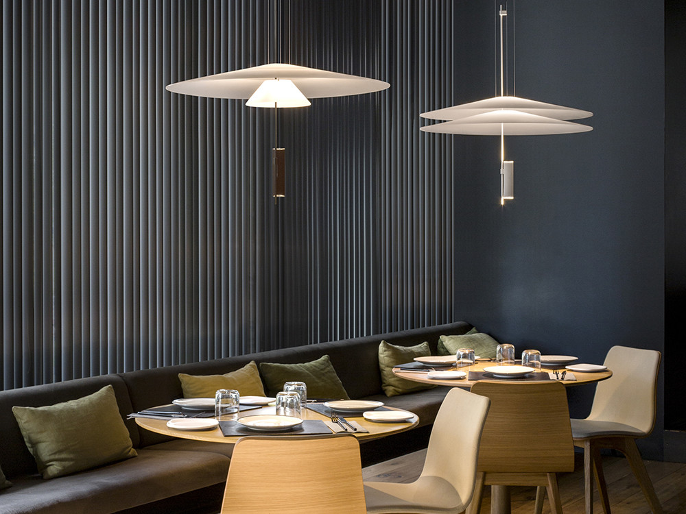 Mobel 6000: lámpara salón Flamingo 150 de Vibia, el lenguaje de las emociones en PMMA por Antoni Arola