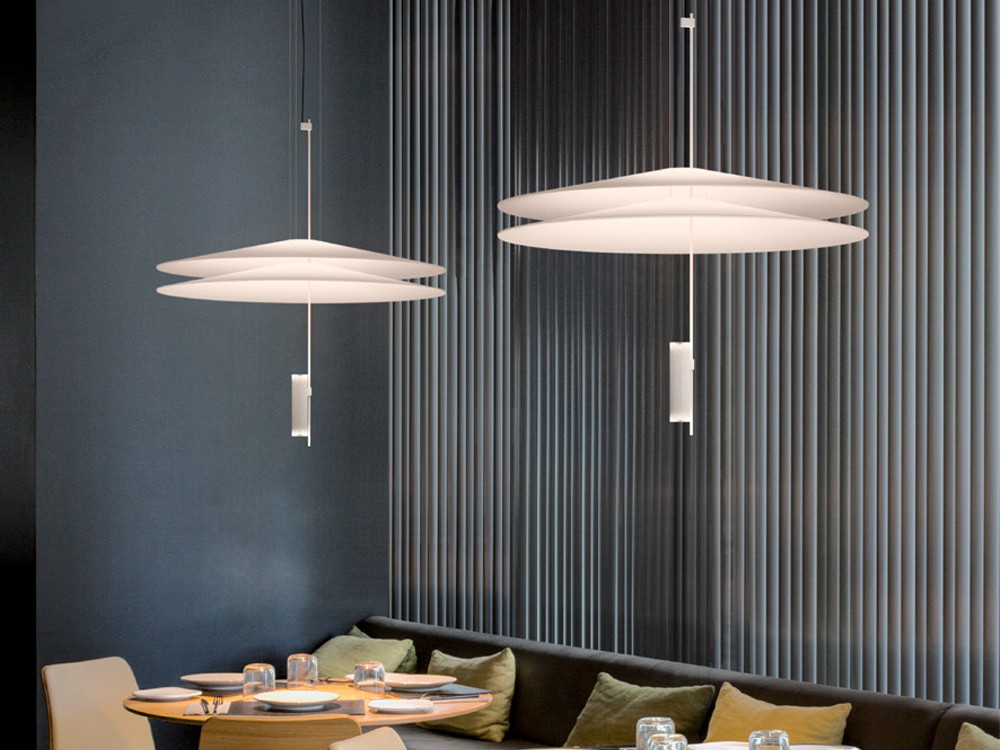 Mobel 6000: lámparas de diseño Vibia, modelo Flamingo 150 con difusor de PMMA y materialidad consciente