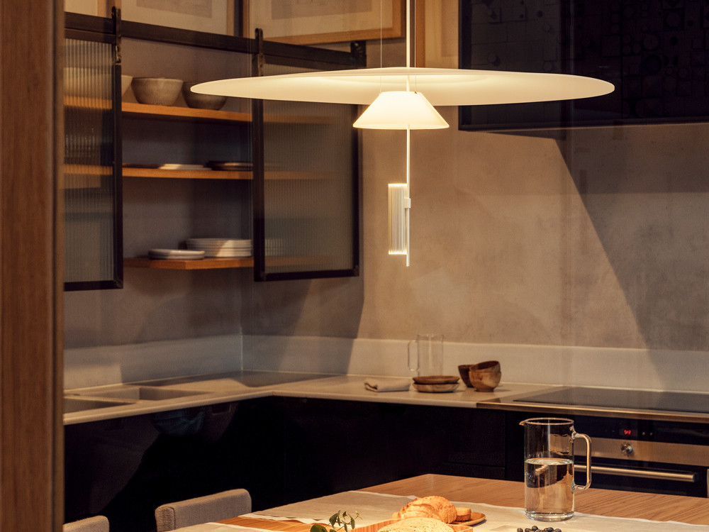 Mobel 6000: lámparas de diseño Vibia Flamingo 1527, materialidad consciente y foco de metal de alta calidad