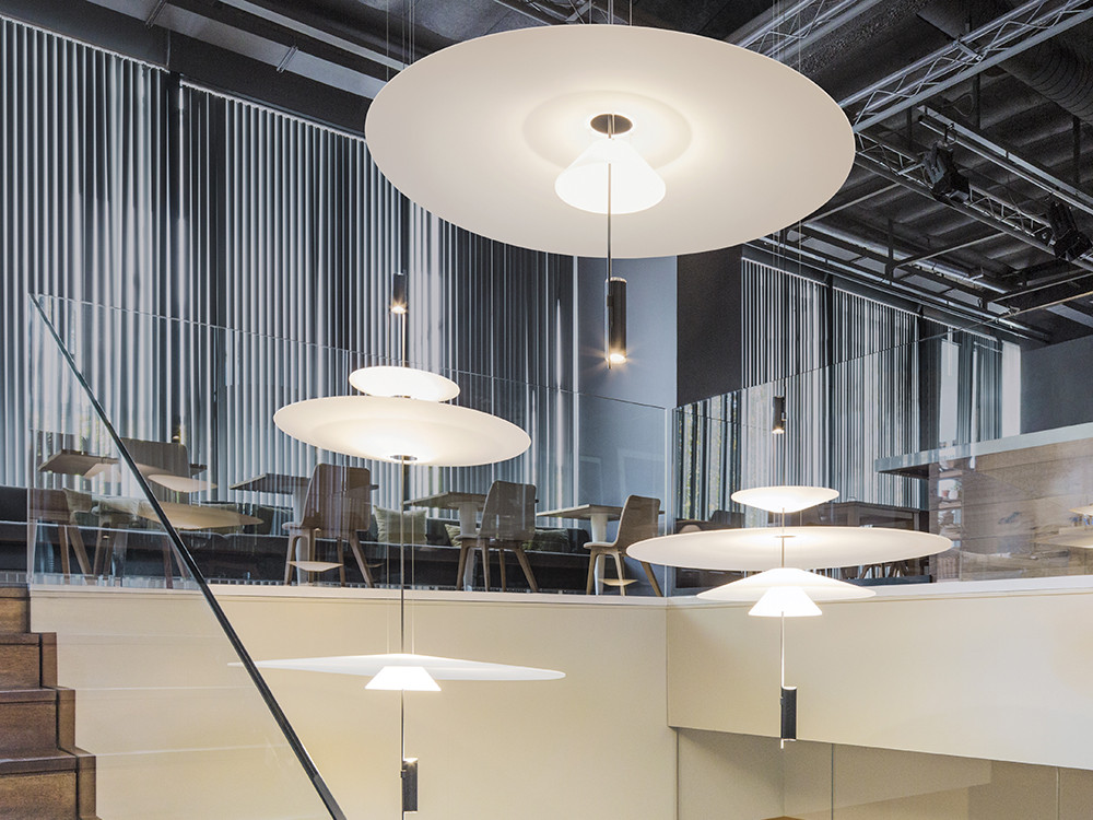 Mobel 6000: lámparas de diseño Vibia Flamingo 1530, materialidad consciente con difusor de Ø90cm