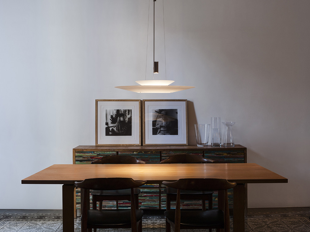 Lámpara salón techo Flamingo 1540 de Vibia: diseño con difusor PMMA y foco para un ambiente de bienestar en Mobel 6000