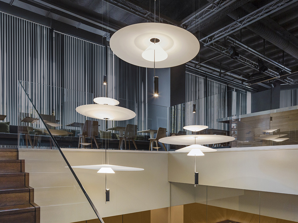 Mobel 6000: lámparas de diseño Vibia Flamingo 1550, materialidad consciente y bienestar por Antoni Arola