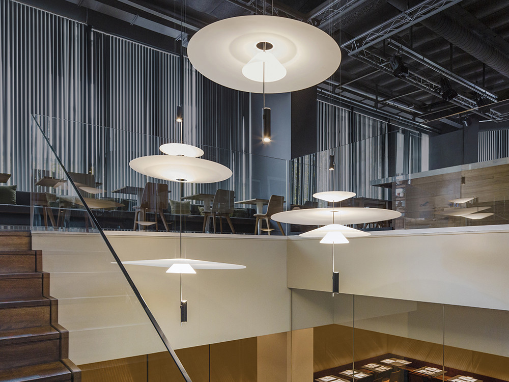 Mobel 6000: lámparas de diseño Vibia Flamingo 1560, materialidad consciente y diseño esencial de Barcelona